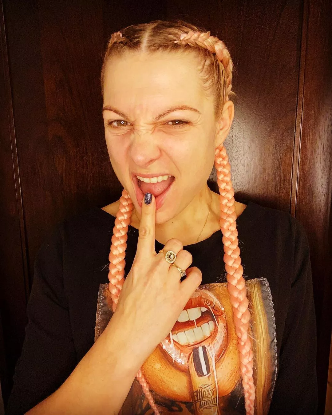 Magdalena Narożna Piękni i Młodzi zmieniła fryzurę! Szokujące uczesanie wokalistki zaskoczyło internautów!